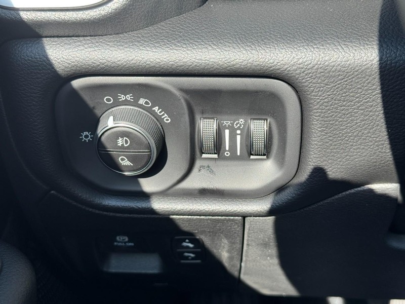Ram 1500 Vehicle Full-screen Gallery Image 14