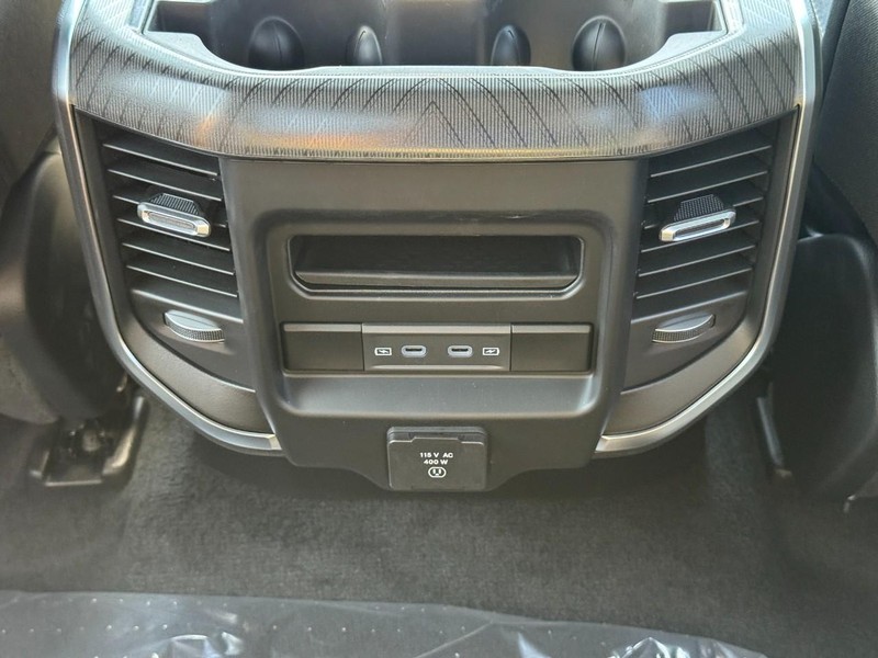 Ram 1500 Vehicle Full-screen Gallery Image 7
