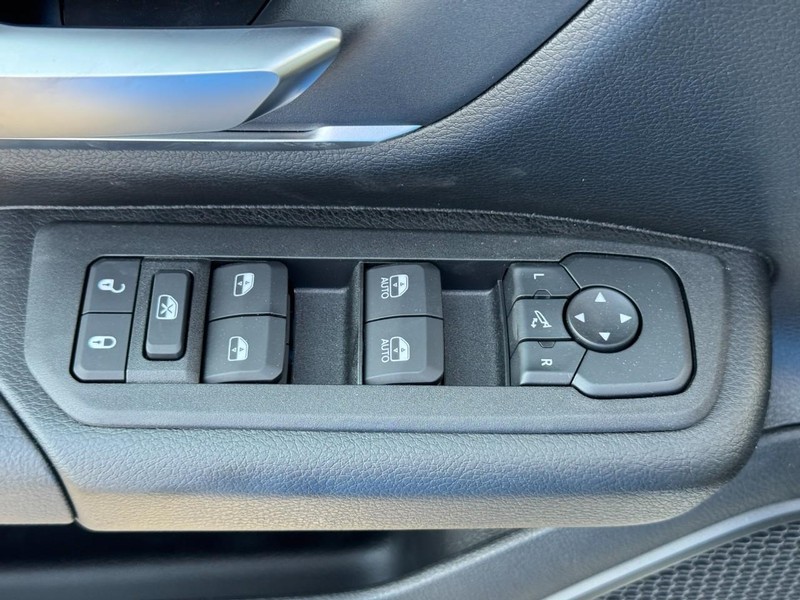 Ram 1500 Vehicle Full-screen Gallery Image 12