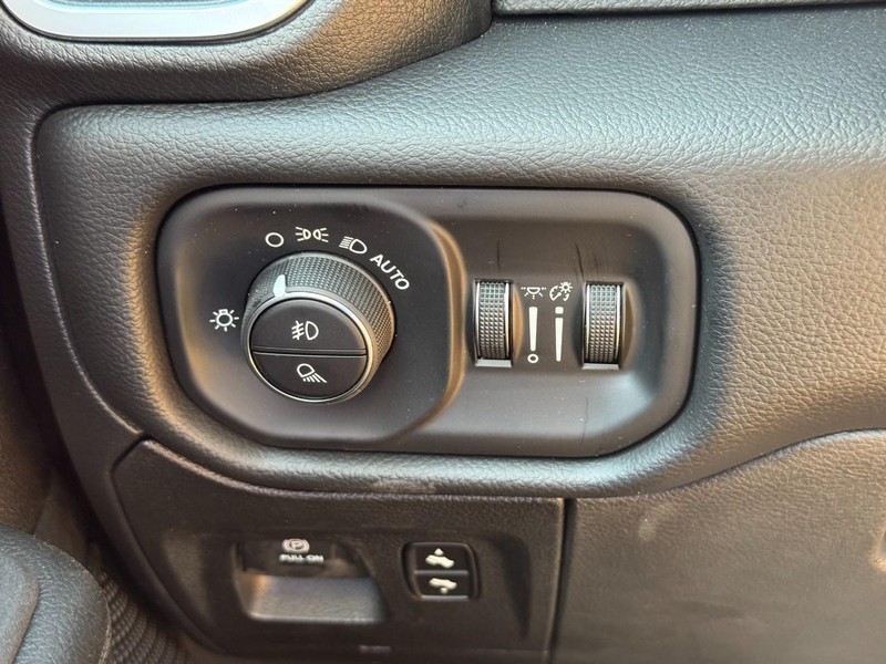 Ram 1500 Vehicle Full-screen Gallery Image 14