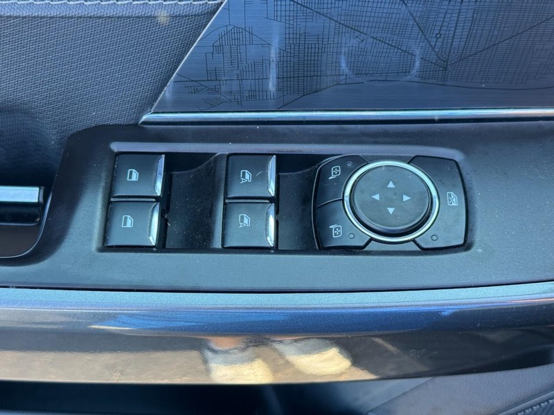 Ford F-150 Vehicle Full-screen Gallery Image 16