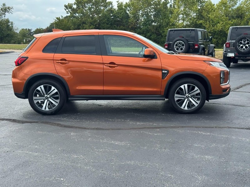Mitsubishi Outlander Sport Vehicle Full-screen Gallery Image 2