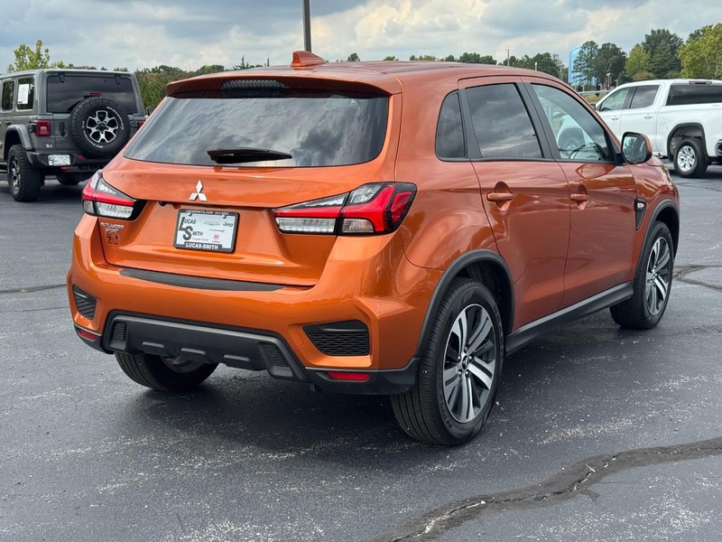 Mitsubishi Outlander Sport Vehicle Full-screen Gallery Image 3