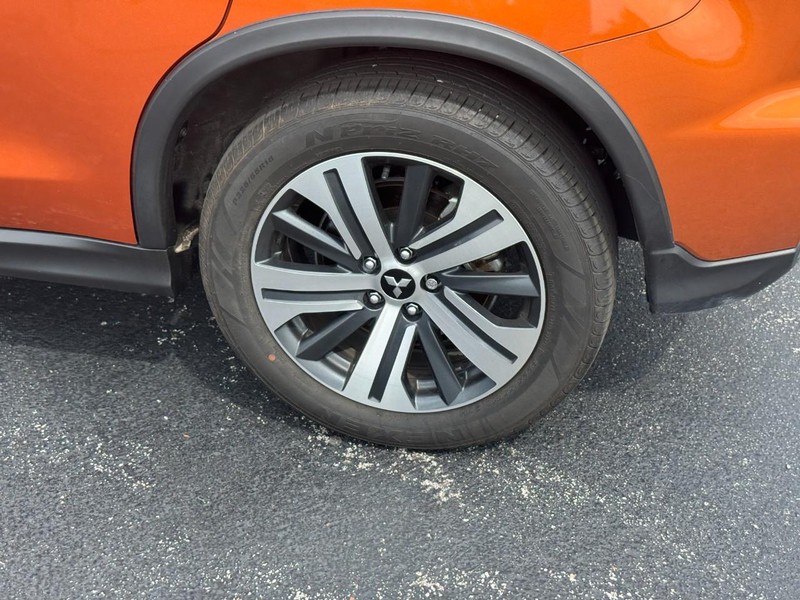 Mitsubishi Outlander Sport Vehicle Full-screen Gallery Image 7