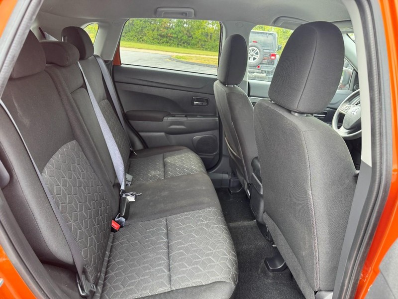 Mitsubishi Outlander Sport Vehicle Full-screen Gallery Image 10