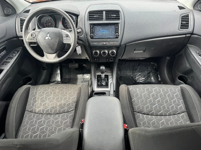 Mitsubishi Outlander Sport Vehicle Full-screen Gallery Image 11