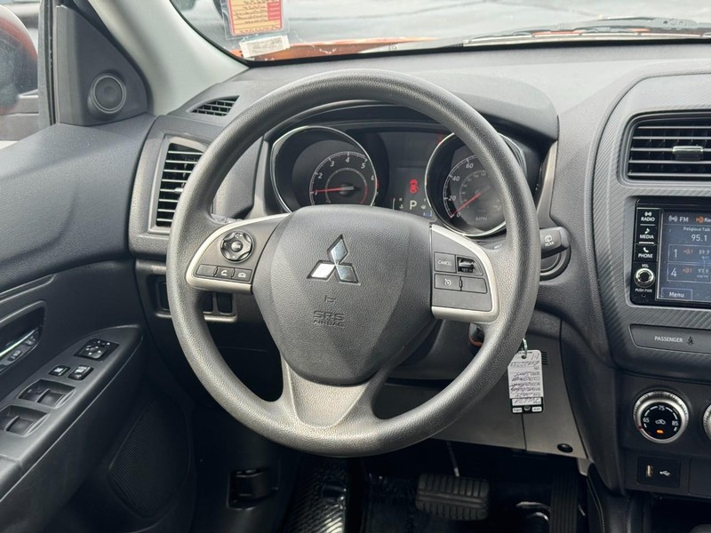 Mitsubishi Outlander Sport Vehicle Full-screen Gallery Image 12
