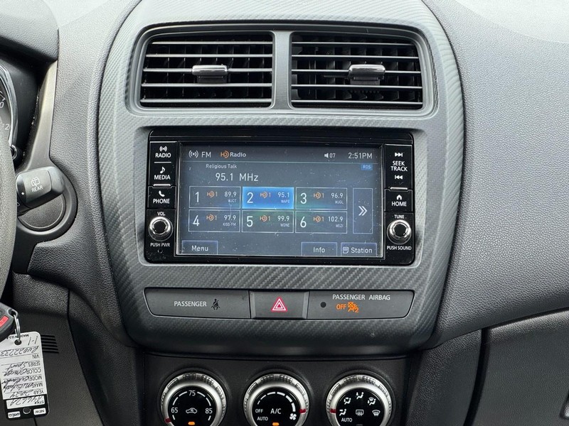 Mitsubishi Outlander Sport Vehicle Full-screen Gallery Image 13