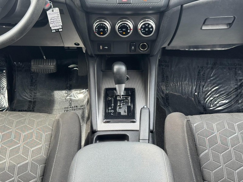 Mitsubishi Outlander Sport Vehicle Full-screen Gallery Image 14