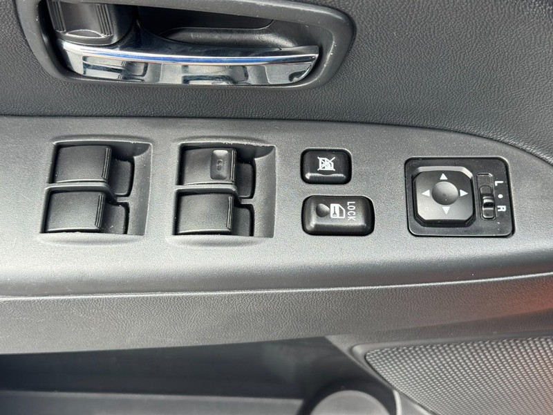 Mitsubishi Outlander Sport Vehicle Full-screen Gallery Image 15