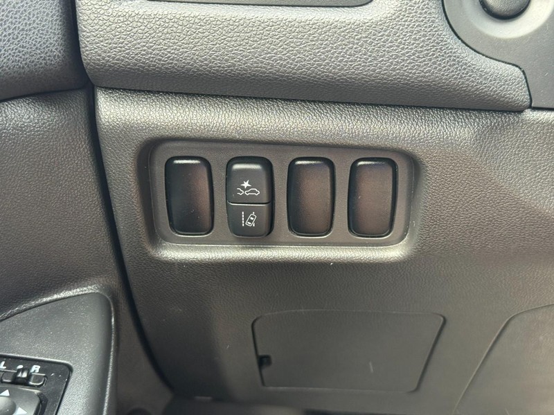 Mitsubishi Outlander Sport Vehicle Full-screen Gallery Image 17