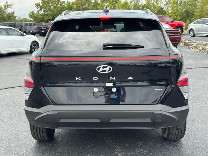 Hyundai Kona Vehicle Full-screen Gallery Image 4