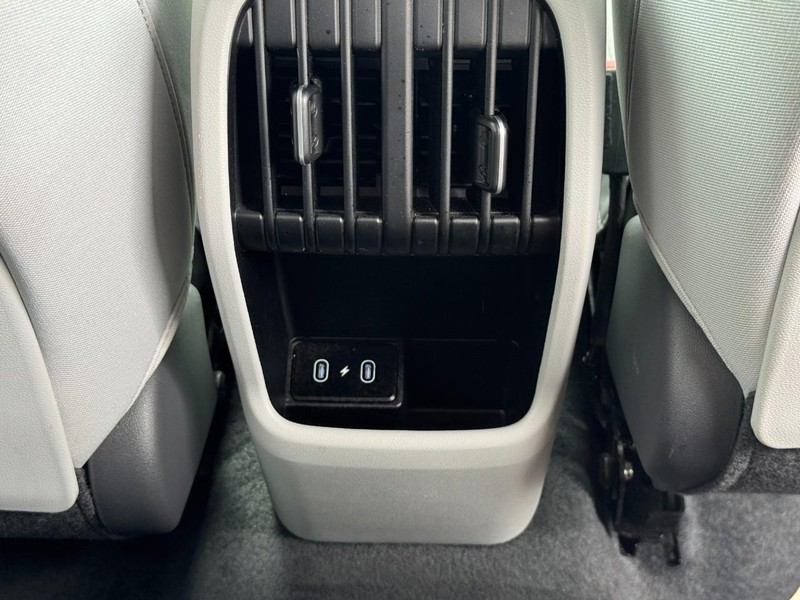 Hyundai Kona Vehicle Full-screen Gallery Image 11