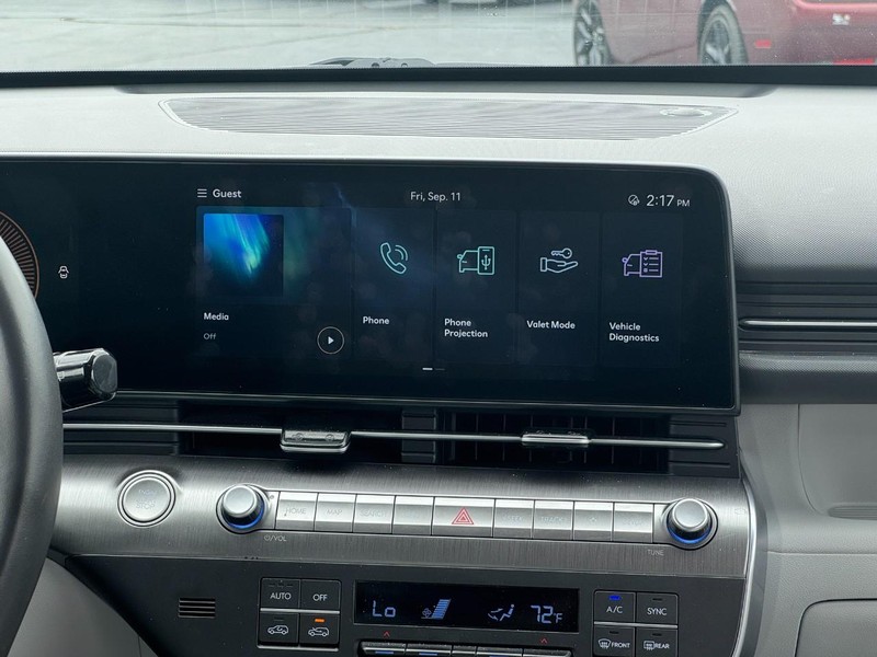 Hyundai Kona Vehicle Full-screen Gallery Image 14