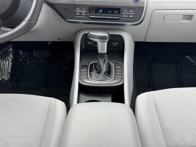 Hyundai Kona Vehicle Full-screen Gallery Image 15