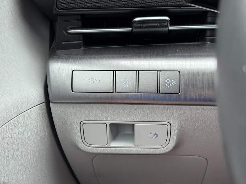 Hyundai Kona Vehicle Full-screen Gallery Image 18