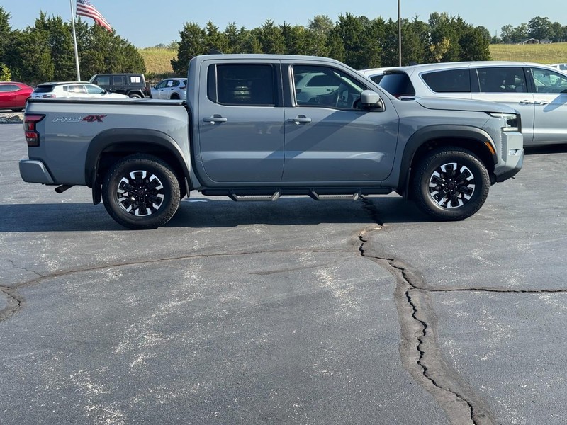 Nissan Frontier Vehicle Full-screen Gallery Image 2