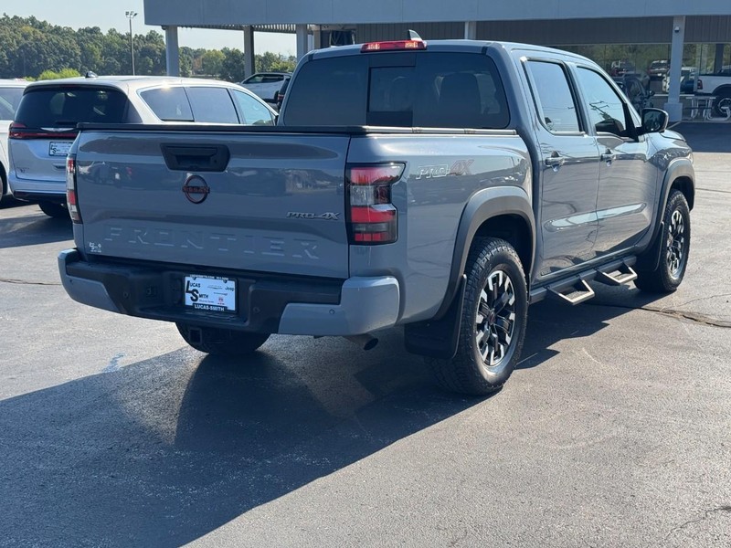 Nissan Frontier Vehicle Full-screen Gallery Image 3