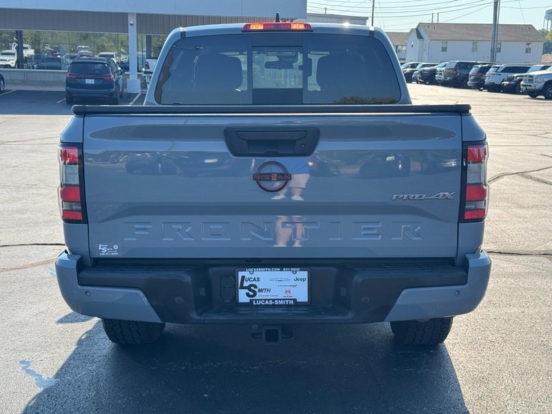 Nissan Frontier Vehicle Full-screen Gallery Image 4