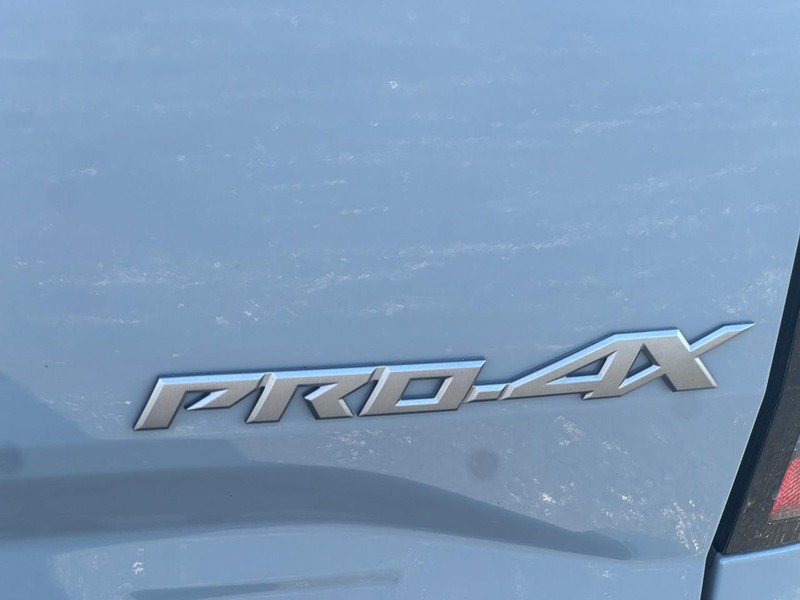 Nissan Frontier Vehicle Full-screen Gallery Image 5