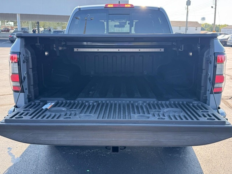 Nissan Frontier Vehicle Full-screen Gallery Image 6