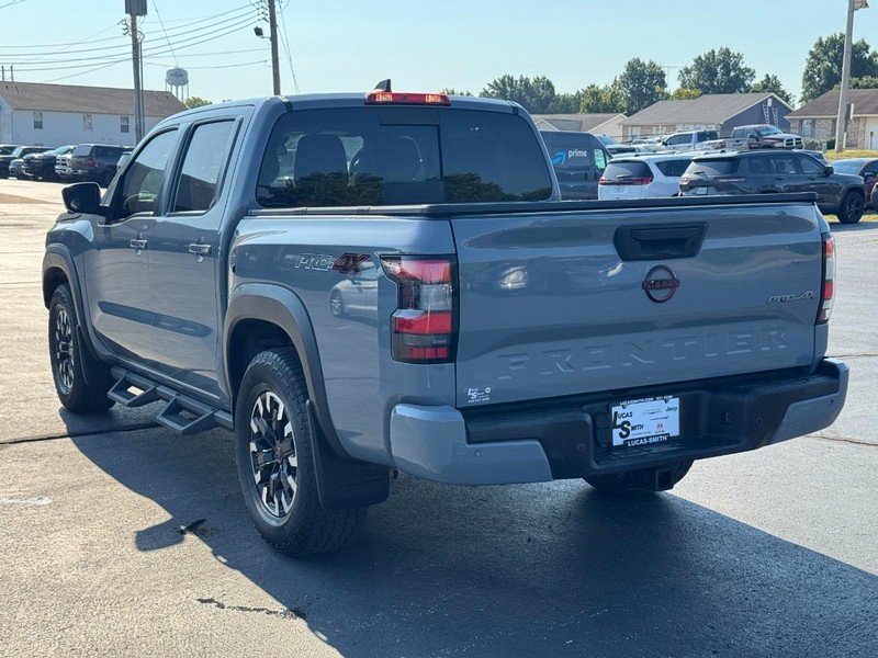 Nissan Frontier Vehicle Full-screen Gallery Image 7
