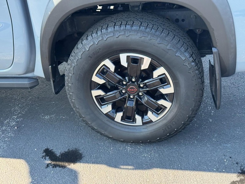 Nissan Frontier Vehicle Full-screen Gallery Image 8