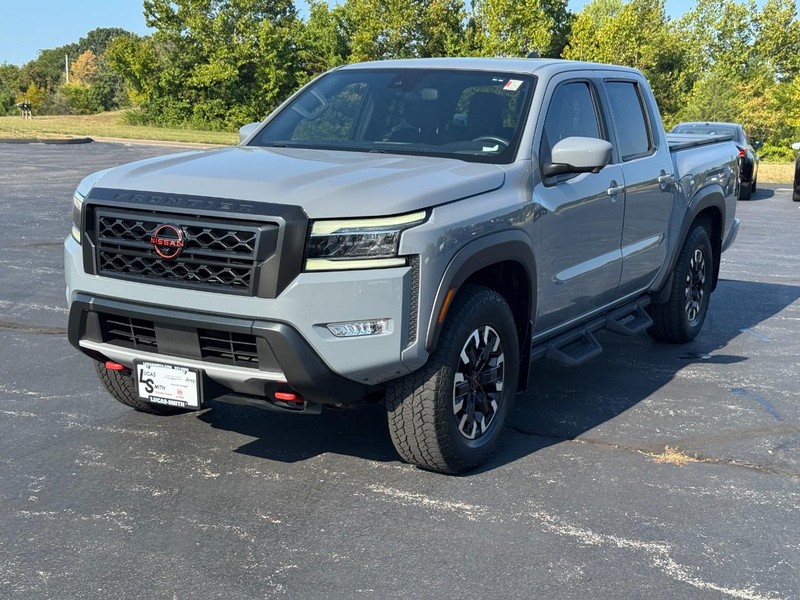 Nissan Frontier Vehicle Full-screen Gallery Image 9