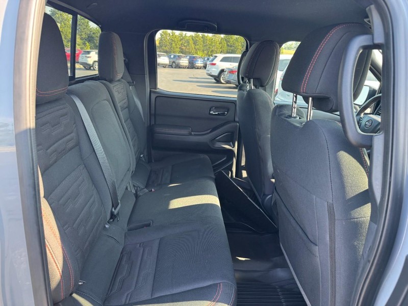 Nissan Frontier Vehicle Full-screen Gallery Image 11