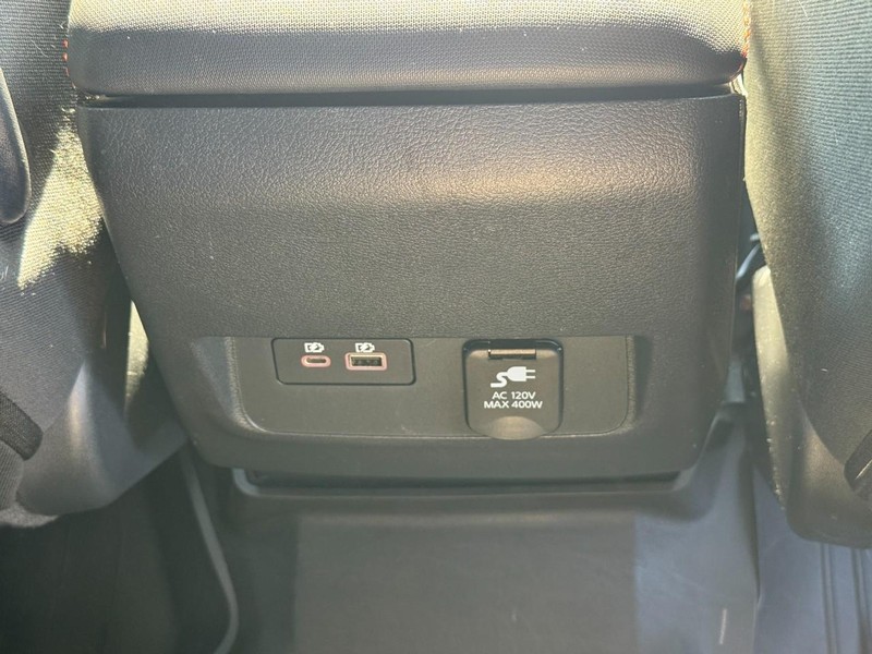 Nissan Frontier Vehicle Full-screen Gallery Image 12