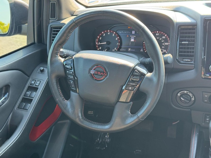 Nissan Frontier Vehicle Full-screen Gallery Image 14