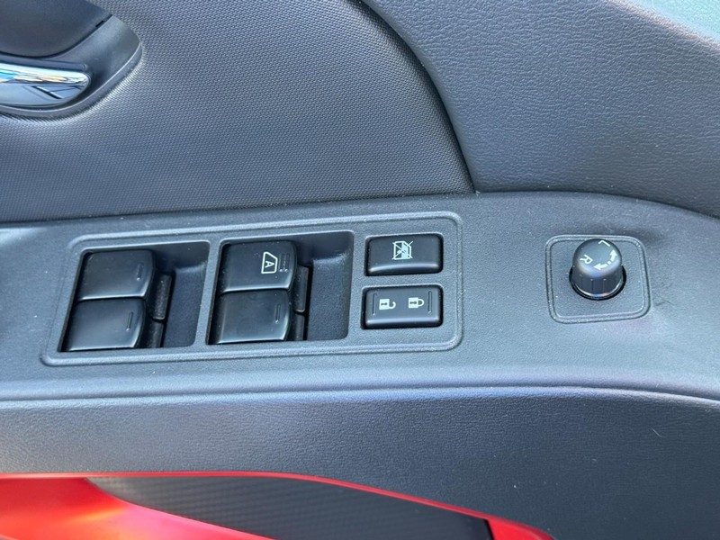 Nissan Frontier Vehicle Full-screen Gallery Image 17