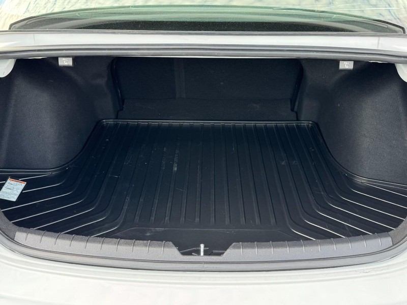 Kia K5 Vehicle Full-screen Gallery Image 6
