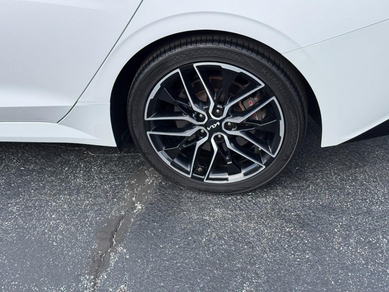 Kia K5 Vehicle Full-screen Gallery Image 8
