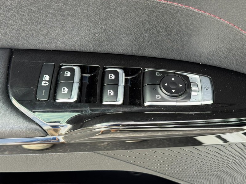Kia K5 Vehicle Full-screen Gallery Image 17