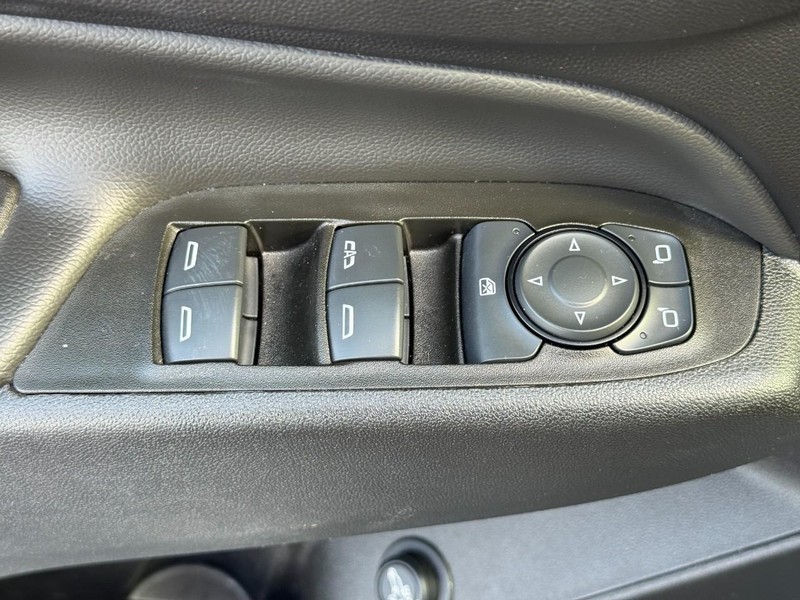Chevrolet Equinox Vehicle Full-screen Gallery Image 17