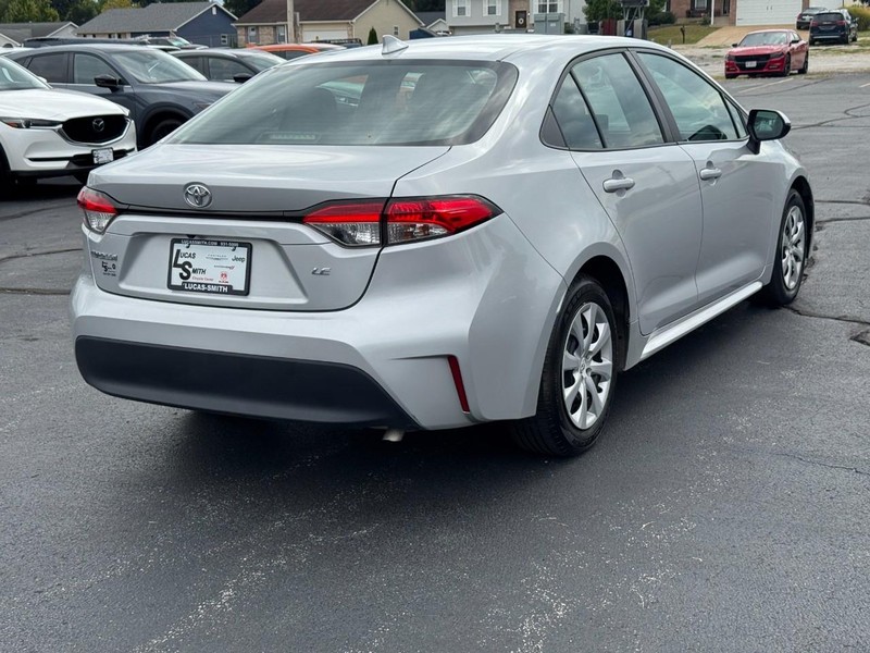 Toyota Corolla Vehicle Full-screen Gallery Image 3