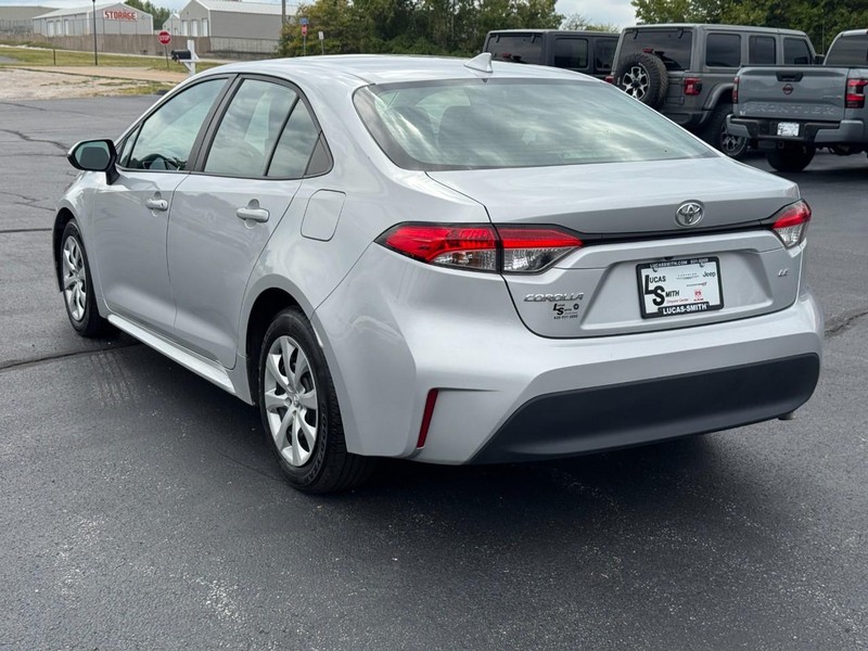Toyota Corolla Vehicle Full-screen Gallery Image 7