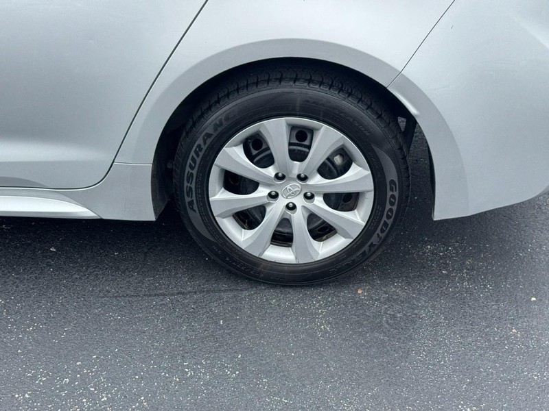 Toyota Corolla Vehicle Full-screen Gallery Image 8