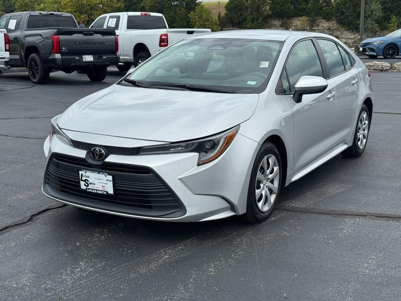 Toyota Corolla Vehicle Full-screen Gallery Image 9