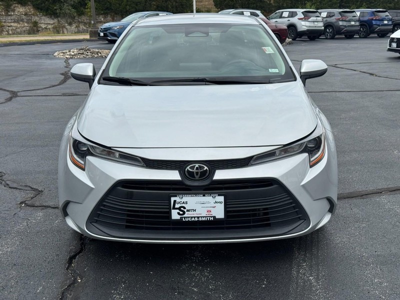Toyota Corolla Vehicle Full-screen Gallery Image 10