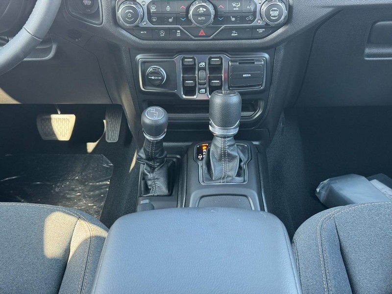 2026 Jeep Gladiator Sahara - Photo 10