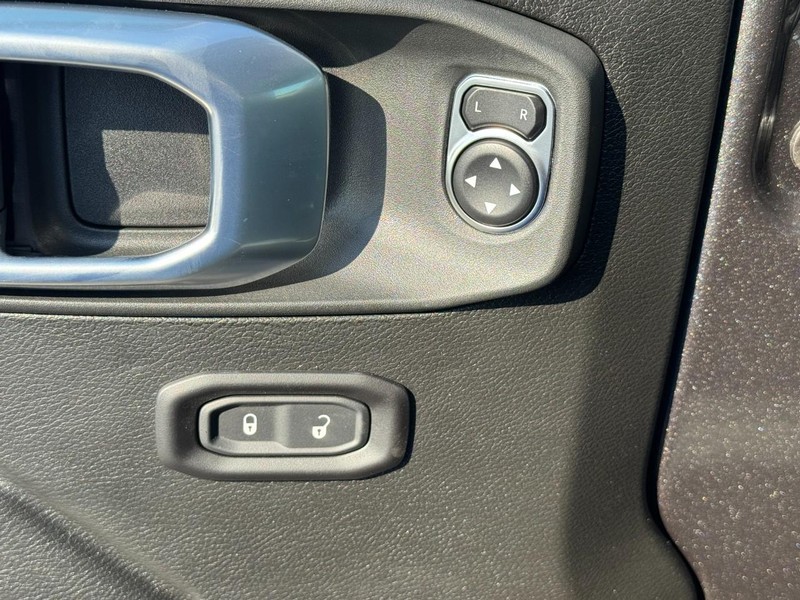 2026 Jeep Gladiator Sahara - Photo 11