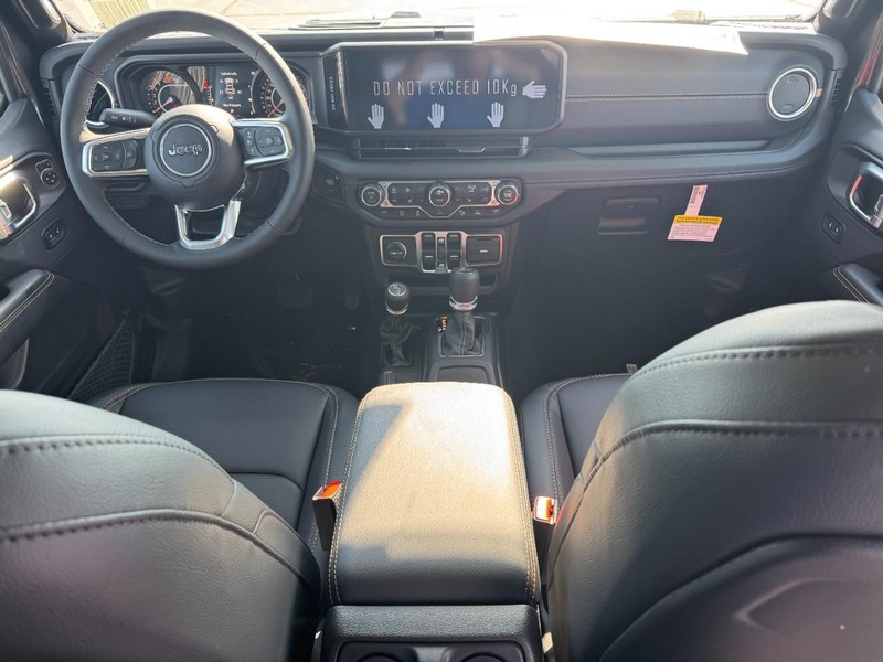 Jeep Wrangler Vehicle Full-screen Gallery Image 7