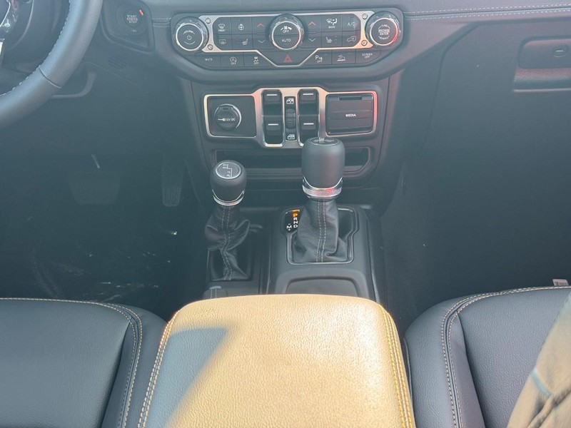 Jeep Wrangler Vehicle Full-screen Gallery Image 10
