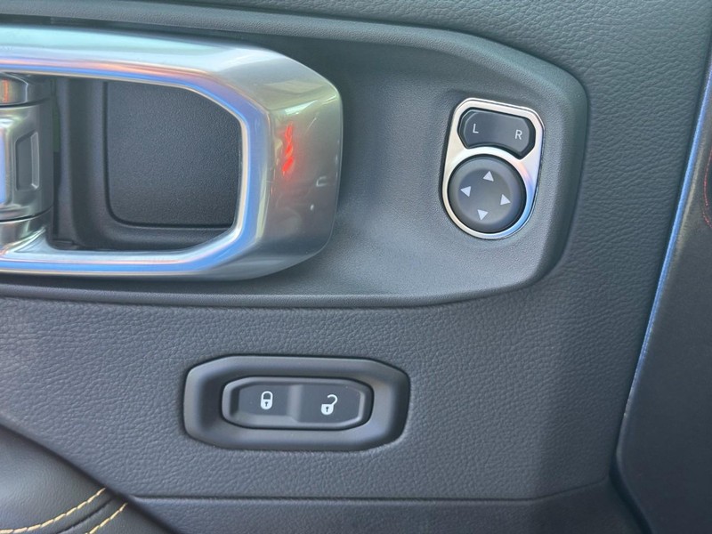 Jeep Wrangler Vehicle Full-screen Gallery Image 11