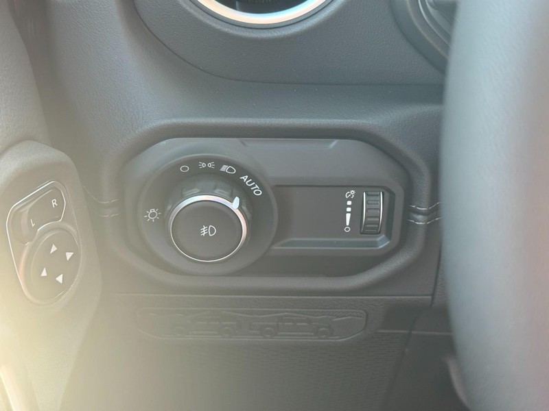 Jeep Wrangler Vehicle Full-screen Gallery Image 13