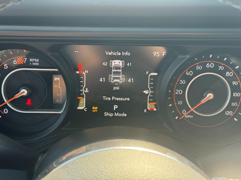 Jeep Wrangler Vehicle Full-screen Gallery Image 16