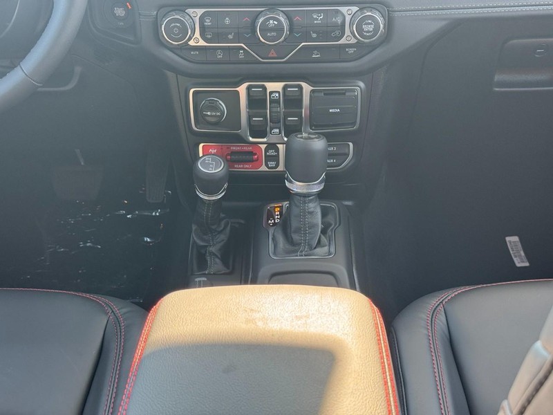Jeep Wrangler Vehicle Full-screen Gallery Image 10