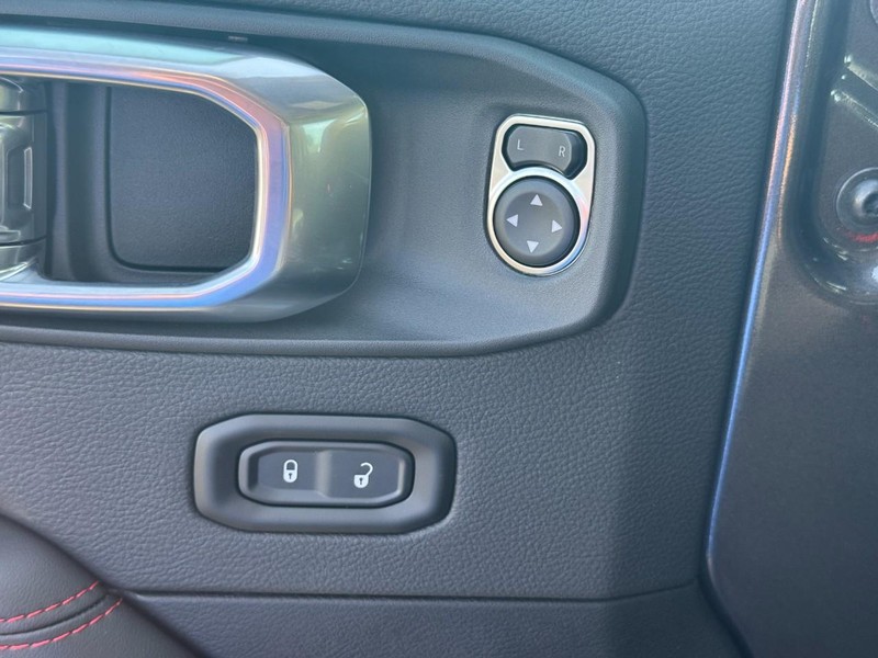 Jeep Wrangler Vehicle Full-screen Gallery Image 11